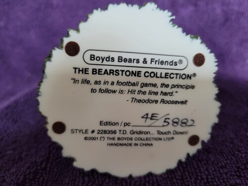 A round plaque with the words boyds bears & friends on it.