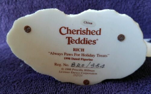 A plaque that is on top of a purple blanket.