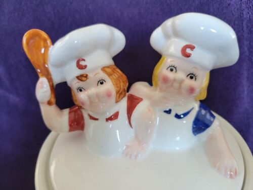 A couple of ceramic figurines are on top of a plate