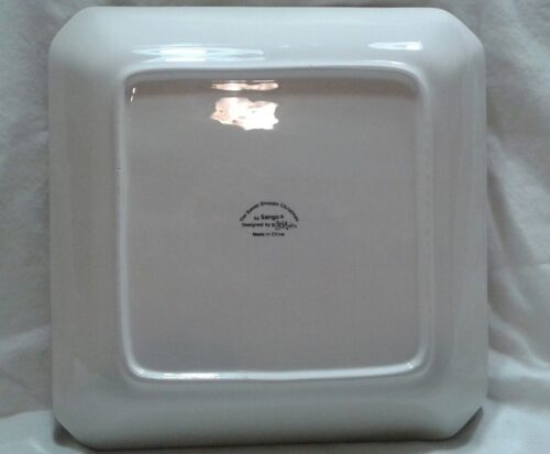 A white square plate with a black logo.