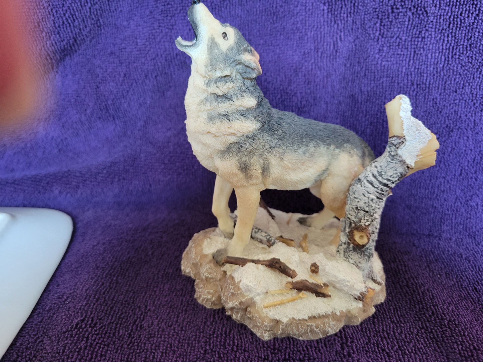 MOONLIT CROSSING Wolf Collector Plate & Howling Wolf Statue - Image 5