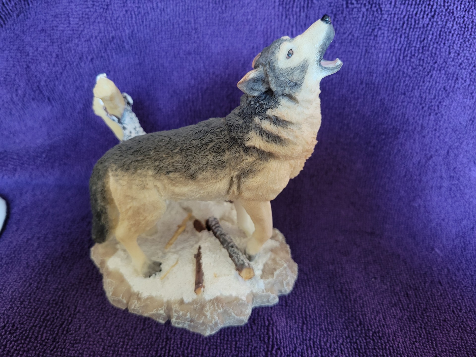 MOONLIT CROSSING Wolf Collector Plate & Howling Wolf Statue - Image 6